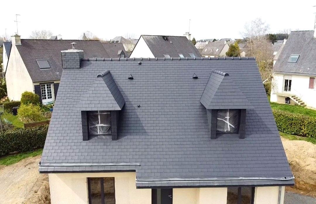 Après travaux — Peinture de toiture — pavillon à deux lucarnes, vue au drone, chantier STROPPE en Ille-et-Vilaine