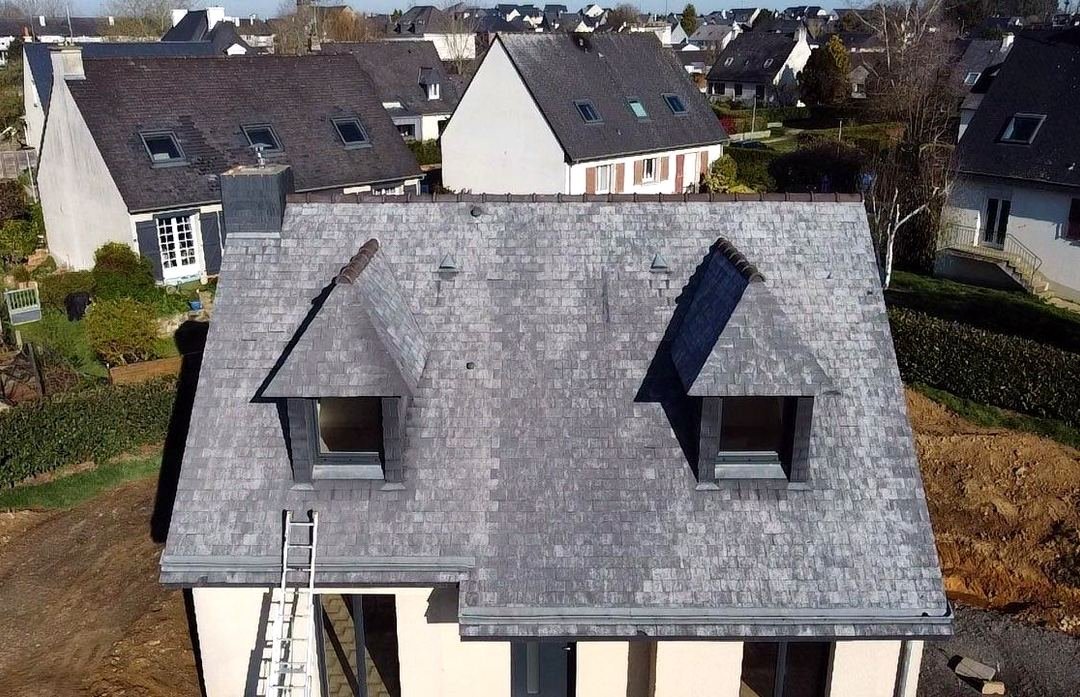 Avant travaux — Peinture de toiture — pavillon à deux lucarnes, vue au drone, chantier STROPPE en Ille-et-Vilaine
