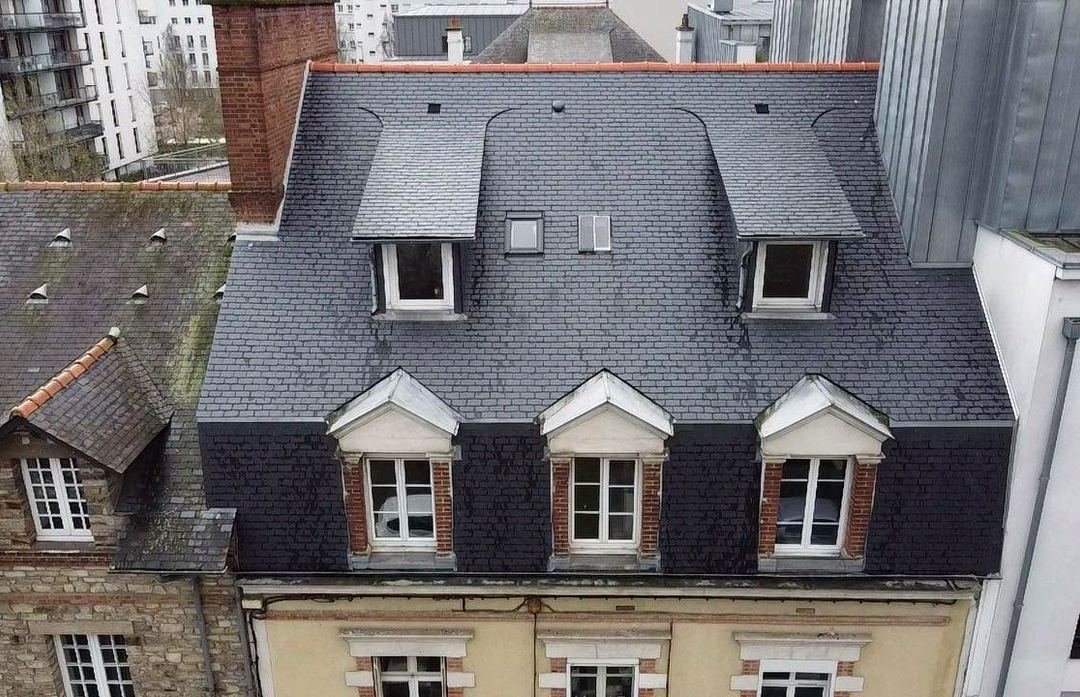 Après travaux — Démoussage de toiture — immeuble de ville à trois lucarnes, chantier STROPPE en Ille-et-Vilaine