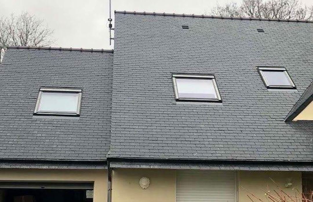 Après travaux — Démoussage de toiture — versant à trois fenêtres de toit, chantier STROPPE en Ille-et-Vilaine