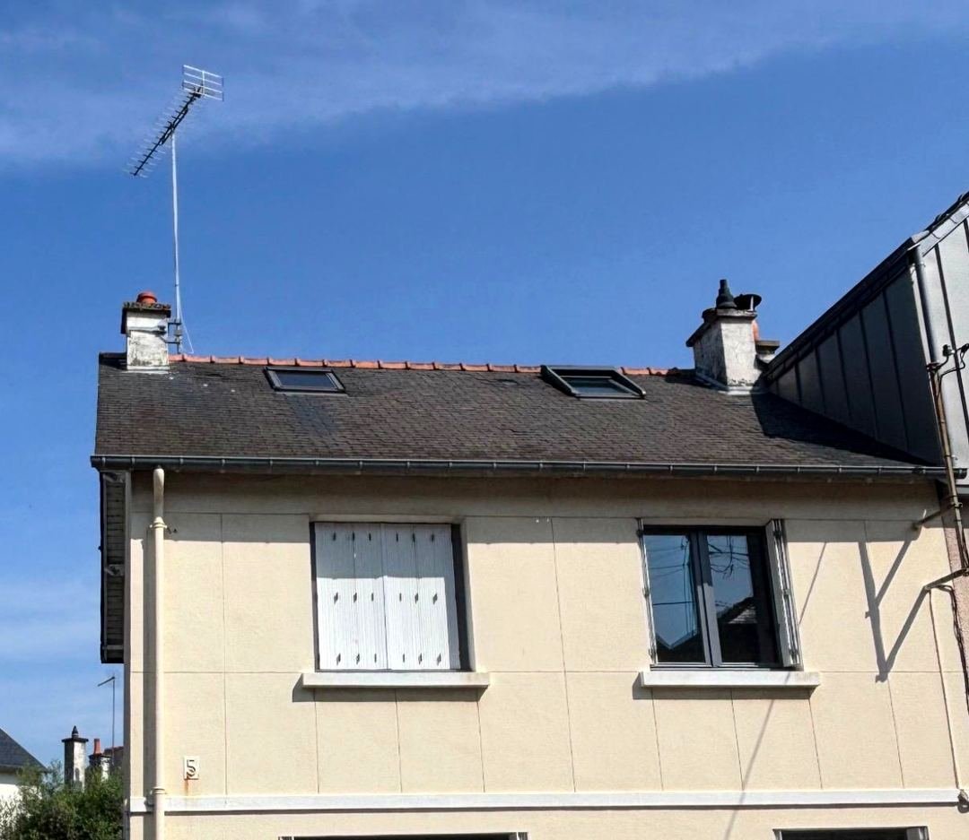 Avant travaux — Démoussage de toiture — maison de bourg, chantier STROPPE en Ille-et-Vilaine