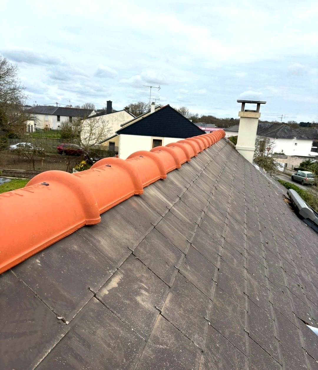Après travaux — Faîtage neuf et démoussage de la couverture, chantier STROPPE en Ille-et-Vilaine