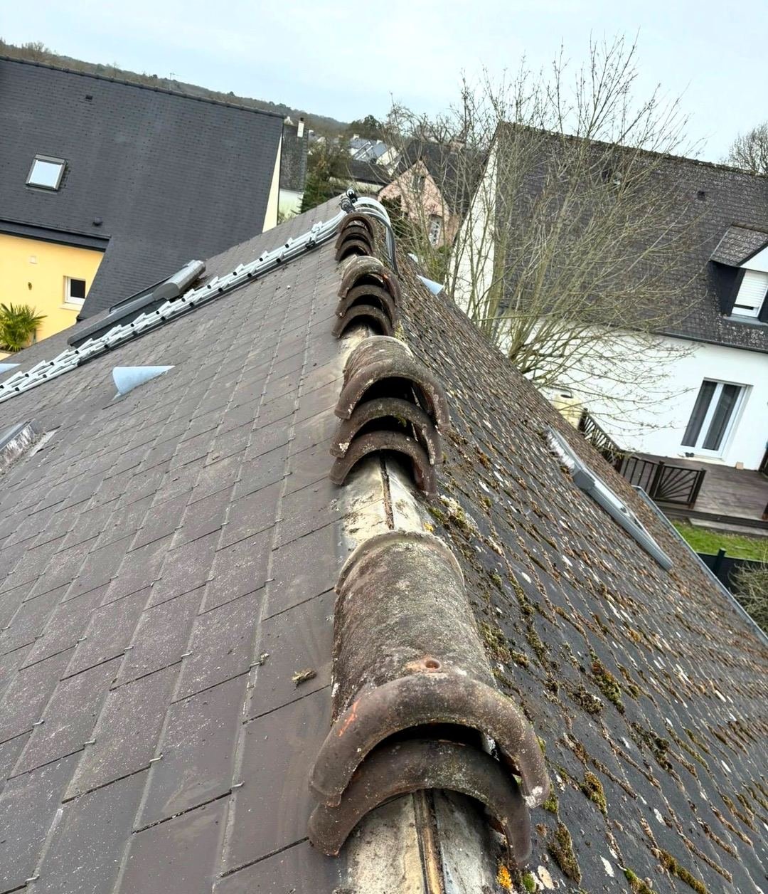 Avant travaux — Faîtage neuf et démoussage de la couverture, chantier STROPPE en Ille-et-Vilaine