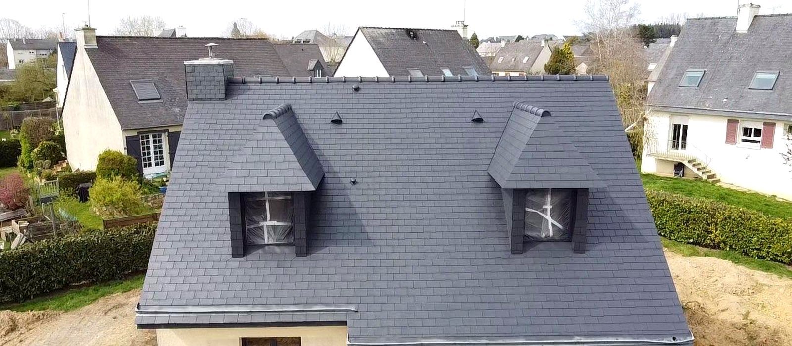 Vue aérienne d’une toiture en ardoise prise au drone