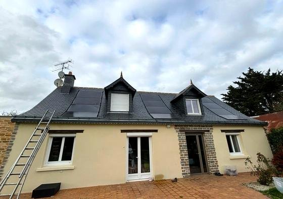 Maison à lucarnes : couverture en ardoise et fenêtres de toit — chantier STROPPE, couvreur en Ille-et-Vilaine