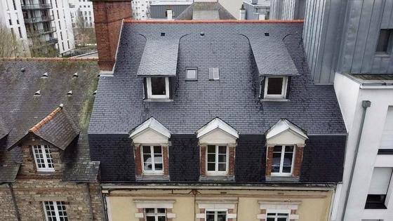 Toiture mansardée à lucarnes après démoussage — chantier STROPPE, couvreur en Ille-et-Vilaine