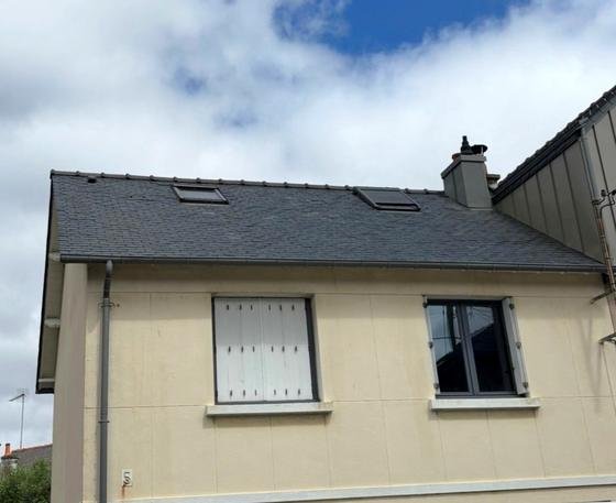 Maison de bourg : couverture après démoussage — chantier STROPPE, couvreur en Ille-et-Vilaine