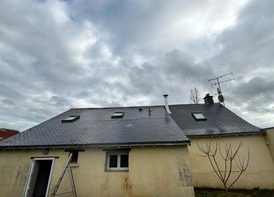Toiture en ardoise après démoussage et traitement — chantier STROPPE, couvreur en Ille-et-Vilaine