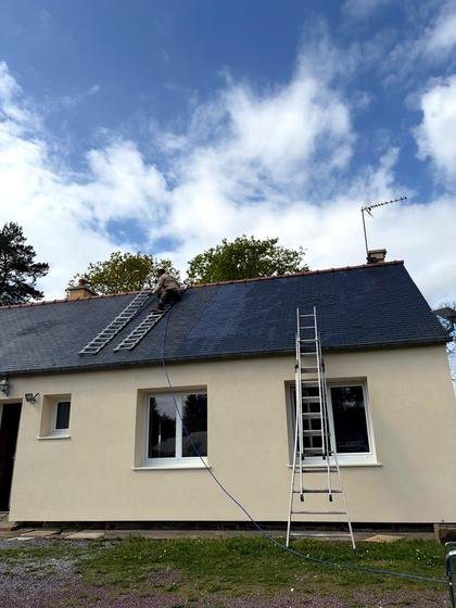 Toiture en ardoise, accès sécurisé par échelle de couvreur — chantier STROPPE, couvreur en Ille-et-Vilaine