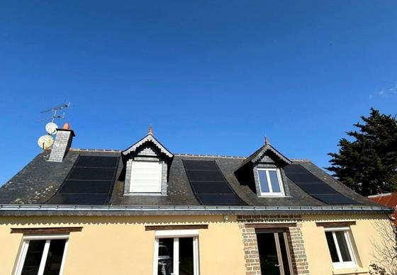 Couverture ardoise avec panneaux solaires intégrés en toiture — chantier STROPPE, couvreur en Ille-et-Vilaine