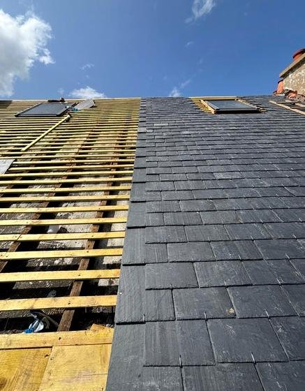 Avancement de la pose : liteaunage à gauche, ardoise posée à droite — chantier STROPPE, couvreur en Ille-et-Vilaine