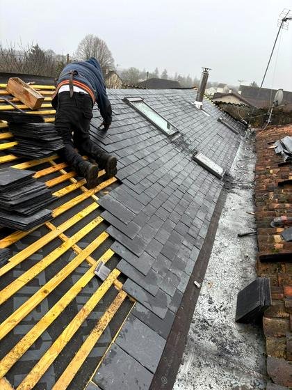 Couvreur au travail sur le liteaunage d’un versant — chantier STROPPE, couvreur en Ille-et-Vilaine