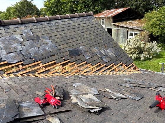 Dépose d’ardoises et mise à nu du liteaunage — chantier STROPPE, couvreur en Ille-et-Vilaine