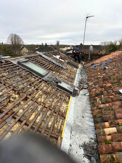 Rive et noue reprises pendant la dépose de la couverture — chantier STROPPE, couvreur en Ille-et-Vilaine
