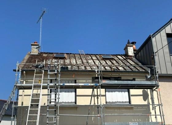 Échafaudage en place, toiture déposée sur toute la longueur — chantier STROPPE, couvreur en Ille-et-Vilaine