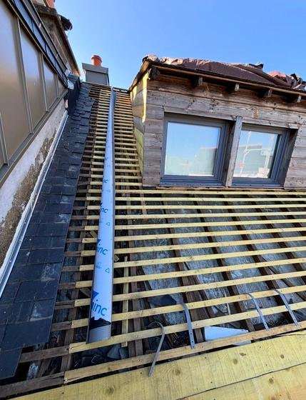 Chevêtre et liteaunage autour de deux fenêtres de toit — chantier STROPPE, couvreur en Ille-et-Vilaine