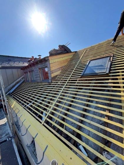 Fenêtre de toit posée dans le rampant en cours de couverture — chantier STROPPE, couvreur en Ille-et-Vilaine