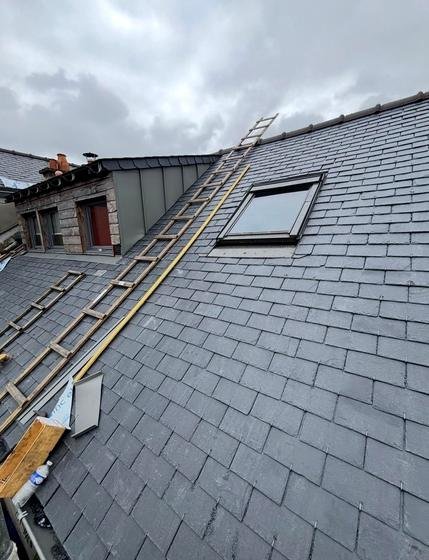 Fenêtre de toit intégrée à une couverture ardoise neuve — chantier STROPPE, couvreur en Ille-et-Vilaine