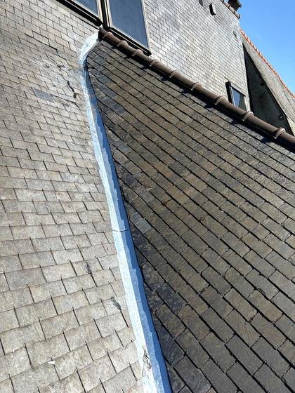 Noue et raccord de zinguerie sur couverture ardoise — chantier STROPPE, couvreur en Ille-et-Vilaine