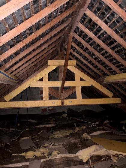 Ferme de charpente traditionnelle assemblée et contreventée — chantier STROPPE, couvreur en Ille-et-Vilaine