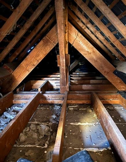 Charpente traditionnelle mise à nu depuis les combles — chantier STROPPE, couvreur en Ille-et-Vilaine