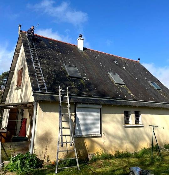 Démoussage en cours : le couvreur traite le versant à la main — chantier STROPPE, couvreur en Ille-et-Vilaine