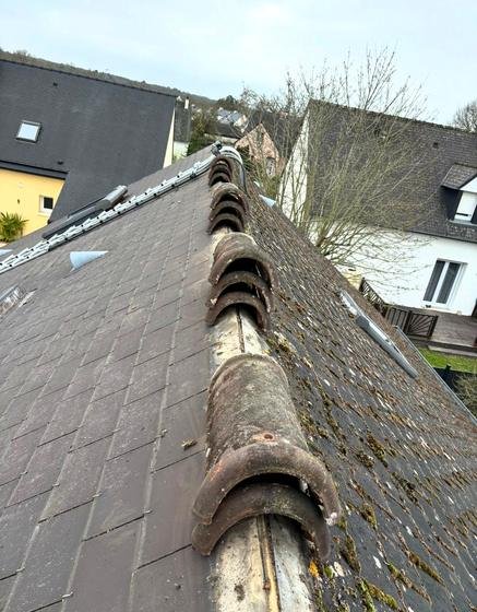 Faîtage descellé et végétalisé avant reprise — chantier STROPPE, couvreur en Ille-et-Vilaine