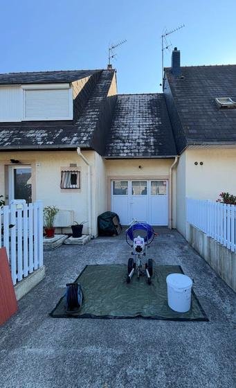 Toiture en ardoise vue depuis la cour arrière — chantier STROPPE, couvreur en Ille-et-Vilaine