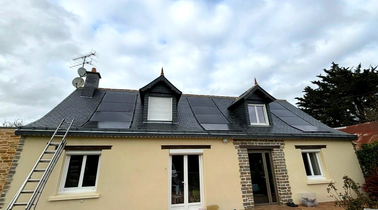 Maison rénovée par STROPPE : couverture en ardoise, lucarnes et fenêtres de toit en Ille-et-Vilaine